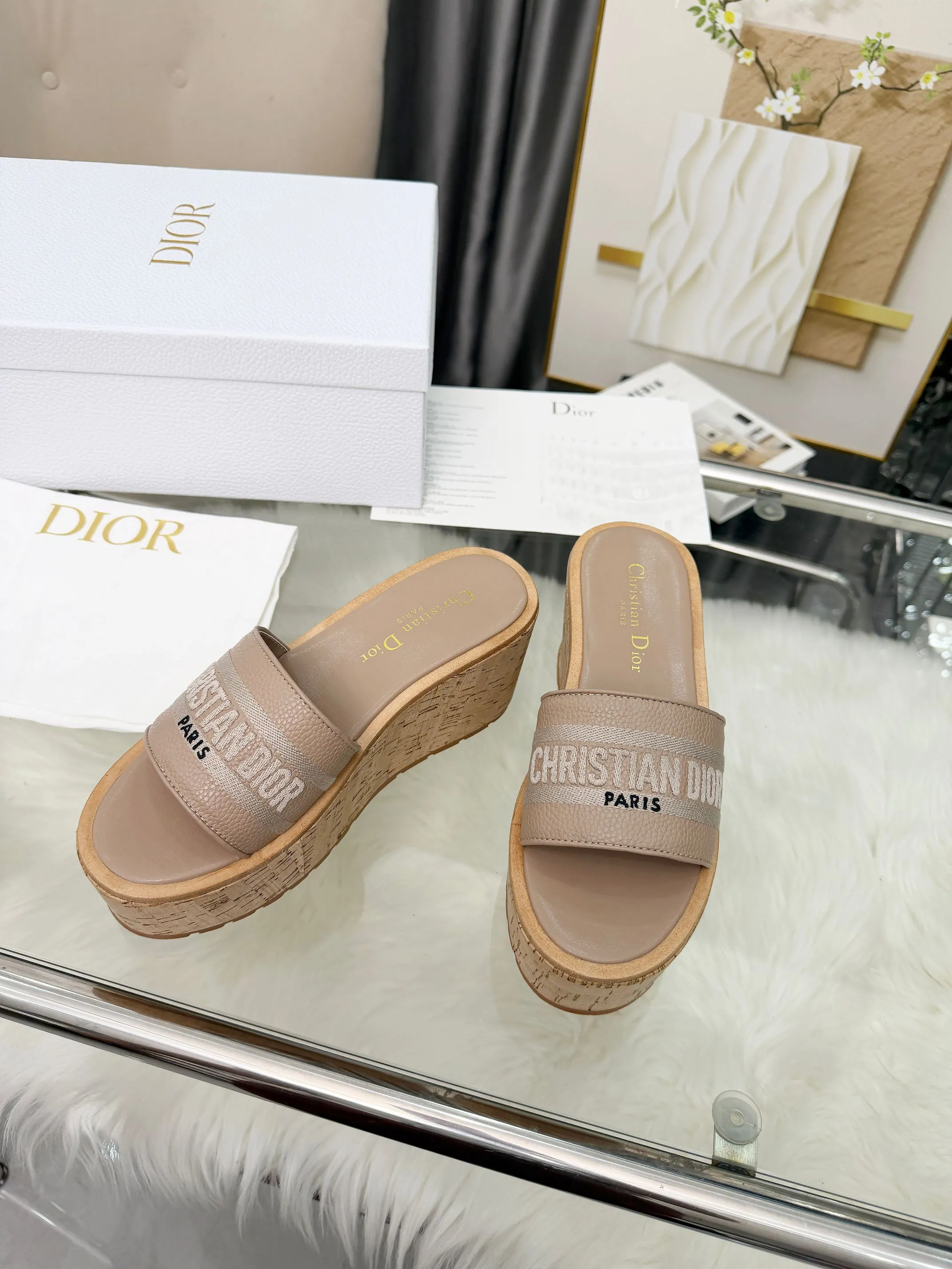 👟👟Ex-factory price 440👟👟 Dior Dior〰️Dway thick-soled wedge sandals✔️This thick-soled sandal is fashionable, casual and highly recognizable. The inspiration is cleverly combined by D's main designer into the perfect shoe shape. Paired with brand buckles, it is even more fashionable! Original version, perfect and exquisite workmanship!  Upper: pebbled leather + electric show code number; 35-39 (40-41 customized)